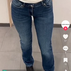 Vmdaf jeans - Jeans ifrån veromoda i en rak modell. Jag säljer dom i svart och dom är knappt använda.