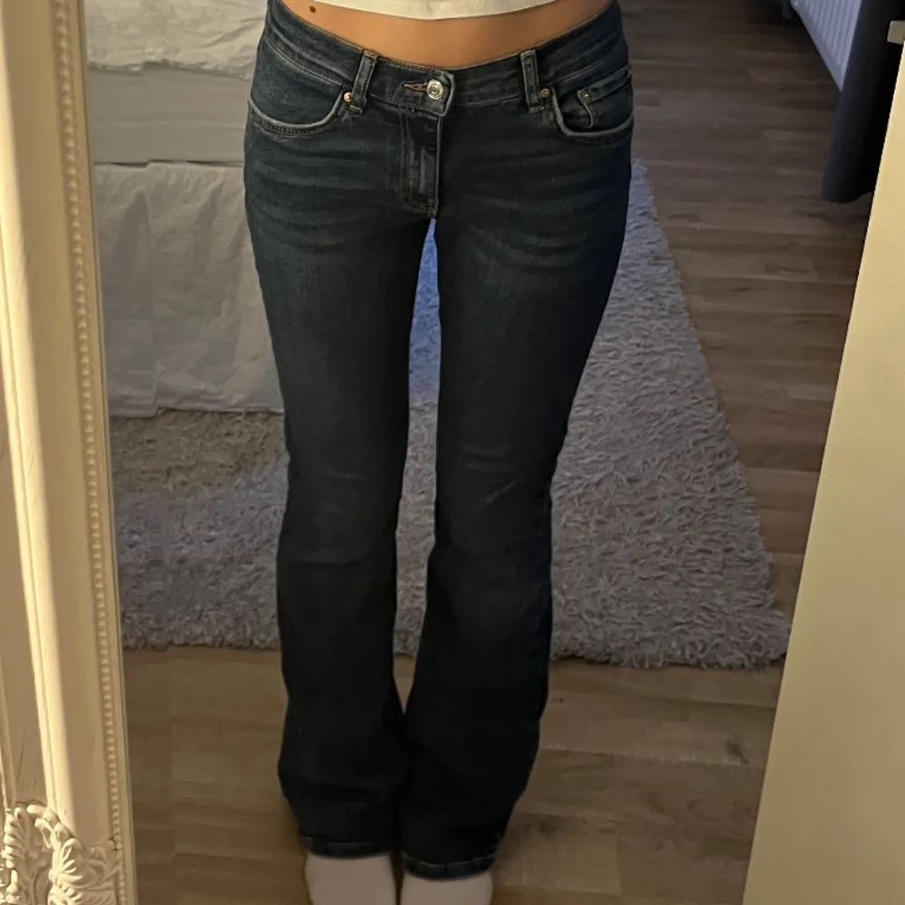 Lågmidjade jeans från Gina Tricot. Använt ett fåtal gånger så är fortfarande i bra skick. Är 168 cm lång och byxorna är fortfarande relativt långa på mig💕. Jeans & Byxor.