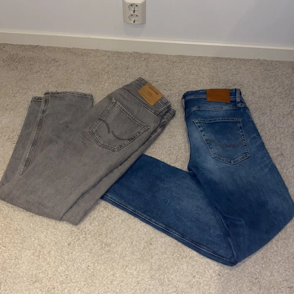 Två par Jack & Jones jeans i bra skick, de grå byxorna är i storlek 30/32 och de blå byxorna är i 29/32. 1par byxor, 300kr. 2par byxor, 499kr. Hör av er vid funderingar och frågor?. Jeans & Byxor.