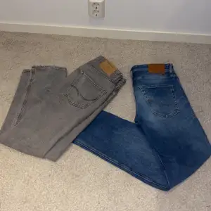 Två par Jack & Jones jeans i bra skick, de grå byxorna är i storlek 30/32 och de blå byxorna är i 29/32. 1par byxor, 300kr. 2par byxor, 499kr. Hör av er vid funderingar och frågor?