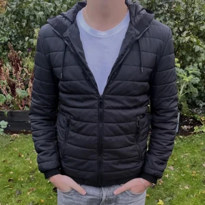 Cardigan x overshirt  - Säljer denna riktigt snygga jacka från zara! Cardiganen sitter som en stor M, Den är helt oanvänd, inga defekter elr dessvärre, nypris 1249! Skriv!