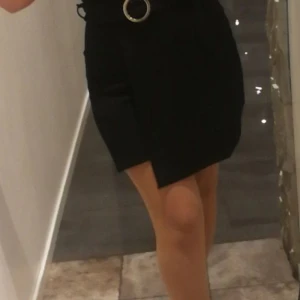 Miniklänning - Jag säljer min fodralklänning som är använd en gång. Den är i bra skick och har storlek 38 och är av polyester.