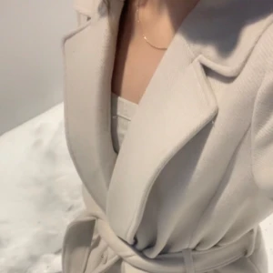 beige kappa - säljer min fina beige, crémefärgade kappa i storlek 34 ( passar även 1 storlek större ) köpte denna kappa för ca 2 månader sedan så den är väldigt sparsamt använd! nypris är 699kr så kommer sälja denna för 299kr, men priset går att diskutera!🤍