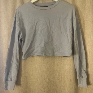 Tröja - Blå lite kortare tröja som är köpt på Zalando, strl står inte men hade tippat på S💙