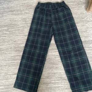 Gröna pyjamasbyxor  - Gröna rutiga pyjamas byxor🤩 Storlek S