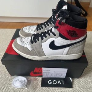 Air Jordan 1 Retro High OG ’Smoke Grey’ - *Köpta 2020 från GOAT* *Skorna är i väldigt bra skick, fler bilder på begäran, original pris 3999kr. Låda och skosnören ingår*