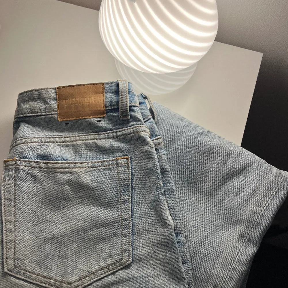 Super snygga jeans från weekday i storlek 26/30. Modellen är PIN och har endast använt 1 gång🤗. Säljer då de tyvärr blivit för små. . Jeans & Byxor.