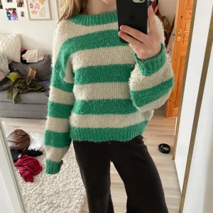 Grön-vit stickad tröja  - Såå himla gullig stickad tröja med gröna och vita ränder. Används tyvärr inte längre. Priset kan diskuteras. Passar xs/s/m💞 
