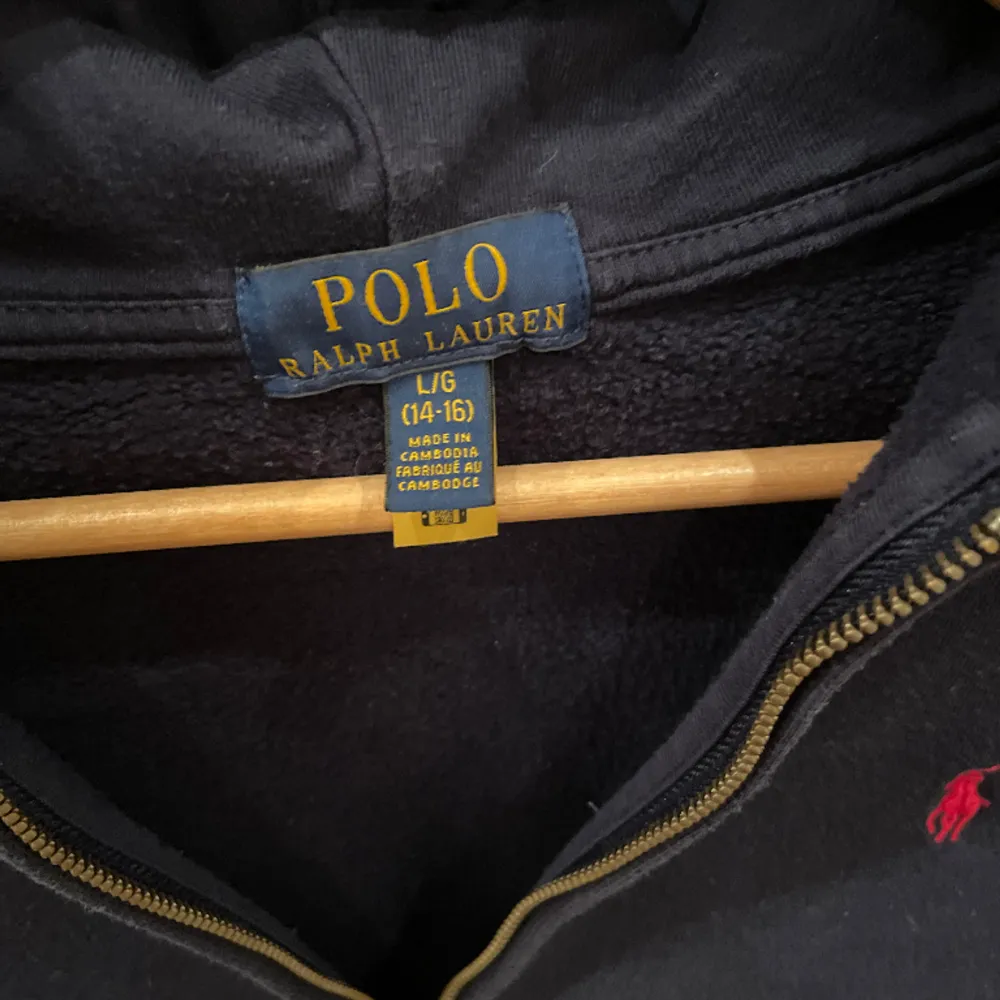 Polo Ralph Lauren Zip hoodie i Bra skick 8,5/10 Storlek 14-16y 160cm. Den är färgen mörkblå/navy. Nypris 1100kr. Hoodies.