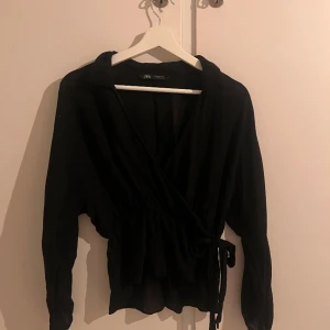 Zara blus - Långärmad tröja/blus från Zara. Ej använd. 
