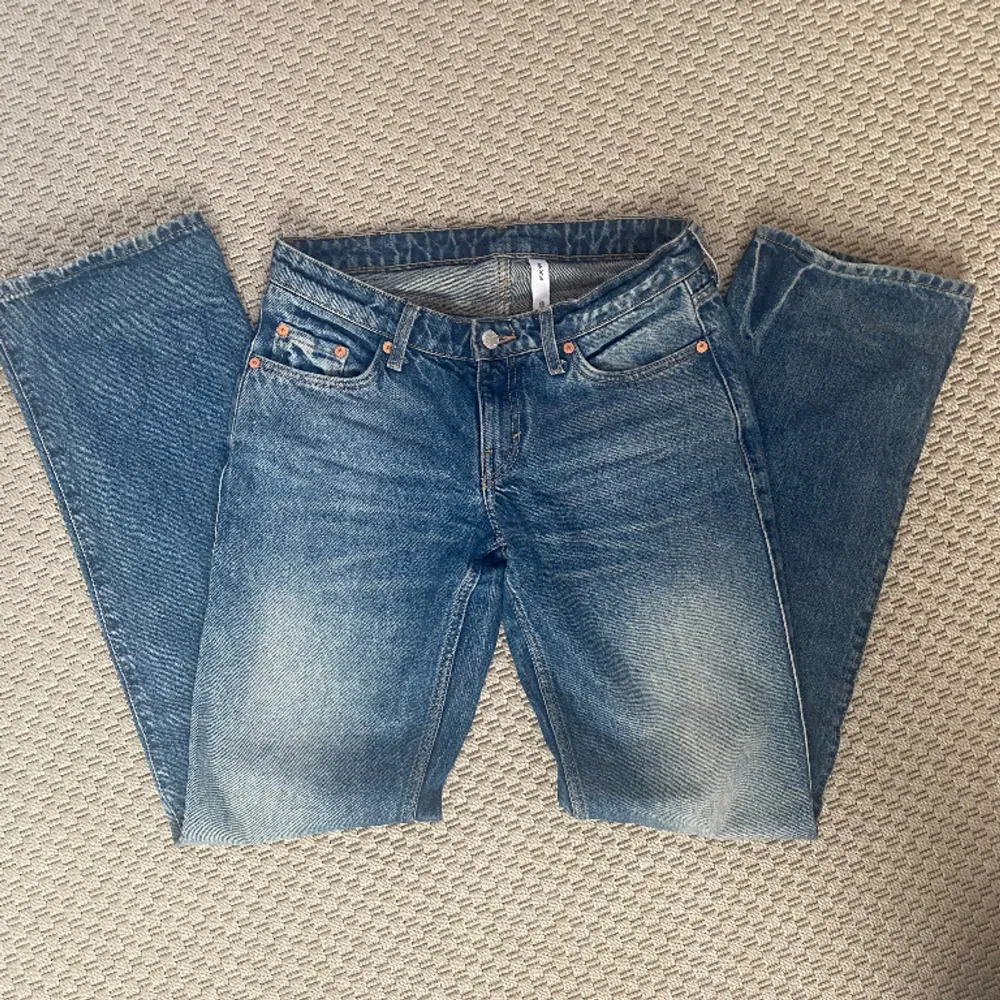 Bra skick low waist arrow jeans från Weekday! Ordinarie pris 590kr. Jeans & Byxor.