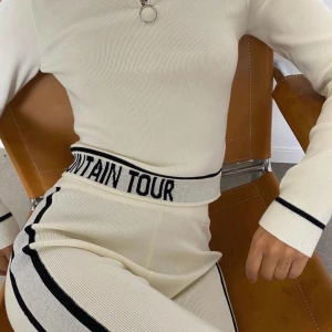 Skidsett - Skid sett/underställ / after ski tröja och tights som passar perfekt för skidsemestern! 🧸🤍Från Gina Tricot, inköpt 2020 i storlek S men aldrig använts. 