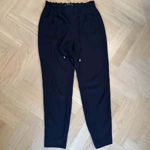 Svarta kostymbyxor från Zara - Perfekta luftiga kostymbyxor som man kan knyta🖤 skriv privat om ni vill ha bild på!