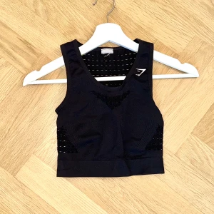 Träningslinne från Gymshark - Perfekt träningstopp🖤 skriv privat om ni vill ha bild på!