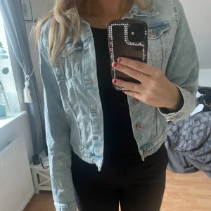Jeansjacka - En ljusblå jeansjacka från hm:s barnavdelning!💕