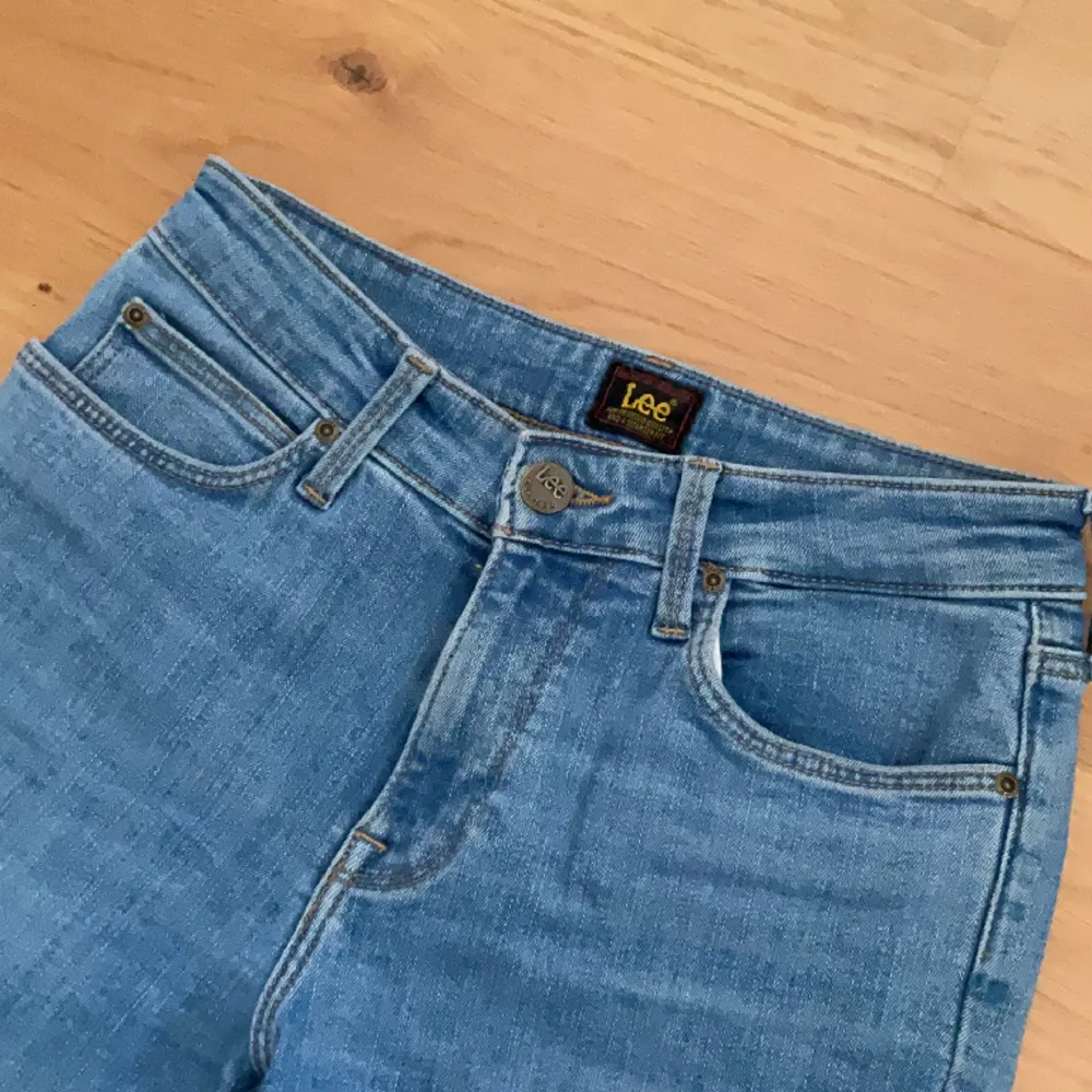 Raka jeans ifrån Lee i en lite ljusare blå färg. Fint skick, har mycket kvar att ge. Tvättas innan dom skickas! Skriv för fler bilder. Storlek W27 L33☺️ Säljer för 300kr men är köpta för betydligt mer!. Jeans & Byxor.