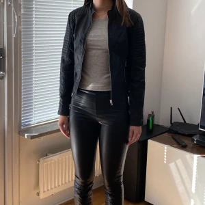 Jacka från Sisters Point - Jacka från Sisters Point, strl. S, svart, konstläder.Bara använd en gång. 