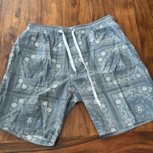 Mjukis shorts - Mjukis shorts i grå färg med coolt mönster. Passar bra till sommaren. 