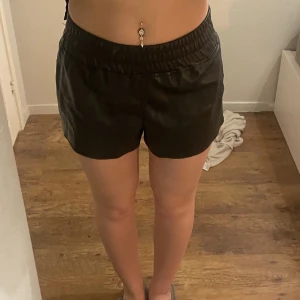 Skinnshorts - Säljer dessa snygg skinnshorts från ginatricot. De är slutsålda på hemsidan. De är i ny skick och bara provade. Kom privat för mer info och egna bilder.