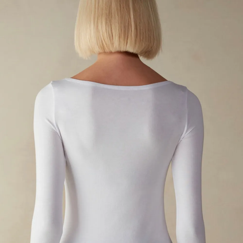 Säljer denna snygga långärmade tröjan från intimissmi. Sååå skönt material och endast använd en gång💓💓. Tröjor & Koftor.