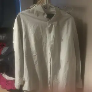 Ralph Lauren skjortan i storlek 15. Vilket motsvarar storlek M   