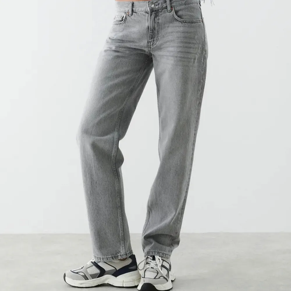 Säljer dessa superfina och populära low straight jeans köpta på Ginatricot! Använda ett antal gånger men är i superbra skick. Nypris: 499.95kr men säljer för 175kr💕💕. Jeans & Byxor.