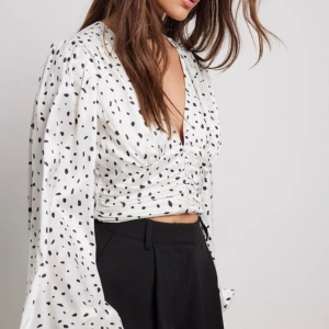 Blus  - Prickig blus⚡️