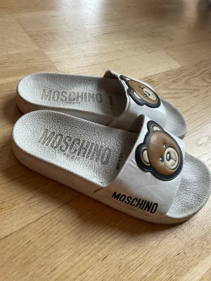 Moschino kids tofflor - Coola badtofflor/inneskor, äkta Moshino.