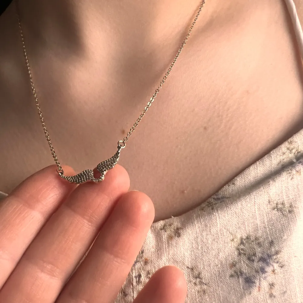 säljer detta zadig & Voltaire liknande halsbandet, har små diamanter i sig💞tryck gärna på köp nu❣️. Accessoarer.