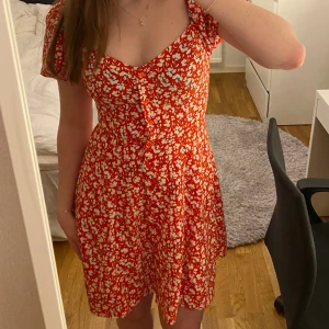 Klänning - Säljer denna söta klänning i storlek 36🌸 Helt oanvänd med lappen kvar! 