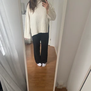 Vit/beige stickad tröja  - Jättesnygg vit/beige stickad tröja med liten polokrage. Från Gina Tricot i storlek XL, inga defekter