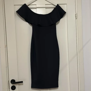 Klänning - Off the shoulder klänning i marinblå. Oanvänd, lappen kvar.