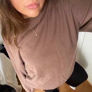 Brun crewneck från H&M i storlek L. Köpt på herravdelningen, inga defekter!💗