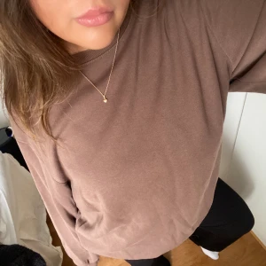Crewneck - Brun crewneck från H&M i storlek L. Köpt på herravdelningen, inga defekter!💗