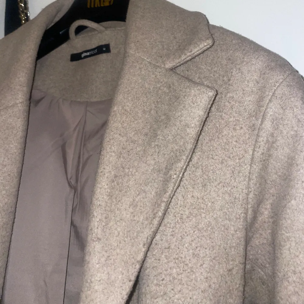 En brun/beige lång kappa. Knappt använd därav säljes. Den är köpt från Ginatricot och är i storlek M. Jackor.