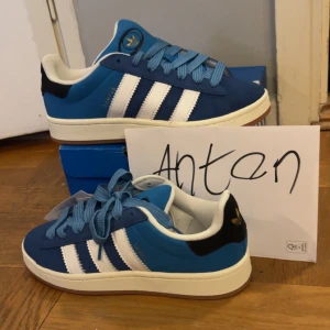 Adidas Campus 00s blåa Dam - Oanvända - Hej! Säljer 2 par helt nya,oanvända blåa Adidas Campus i storlekarna 39 1/3 och 40. Dessa trendiga (slutsålda) och bekväma skor är inköpta direkt från adidas. Finns i Örebro,men kan även frakta på köparens bekostnad.
