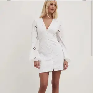 Superfin vit klänning från NA-KD. Perfekt som studentklänning!🤍