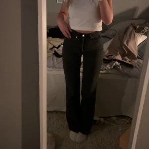 Raka jeans - Skitsnygga raka jeans från bikbok i storlek W25 L32