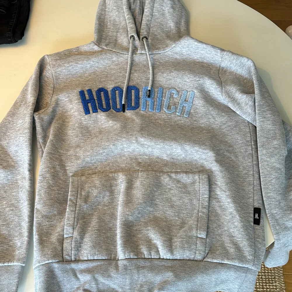 fin hoodrich hoodie, använd men fortfarande i gott skick, storlek S. Hoodies.