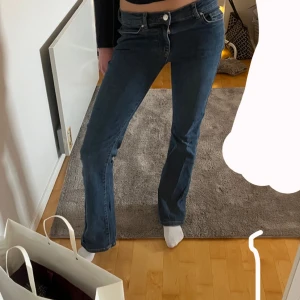 Mörkblåa jeans, low waist -  ‼️INTRESSKOLL‼️ Super snygga low waist jeans i super skick. Funderar på att sälja  då dem inte används. Innerbenslängden är 82 och midjemåttet är 74❤️