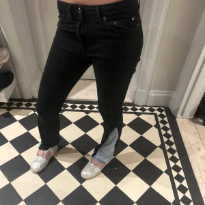 Snygga jeans 🪩❤️ - Snygga Acne studios jeans som bar har sytt om där nere. Dom är sydda med symaskin. Inerbenslängden är 75cm. Midjemåttet runt om är 66cm