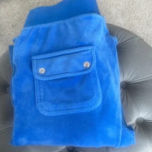 Juicy couture - Säljer mina jätte snygga blåa juicy då dom inte längre kommer till användning, dom är lite slitna längst nere till benen men inget man tänker på, men annars är dom jätte fina, skriv till mig för fler bilder, pris går att diskuteras!
