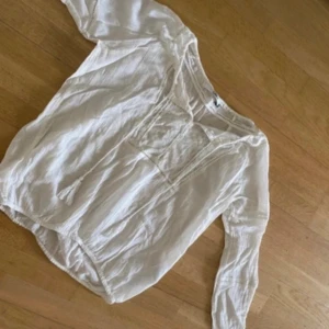 Sommarblus - Superfin med broderier  Strl s   Gräddvit  Från only  Fint skick 