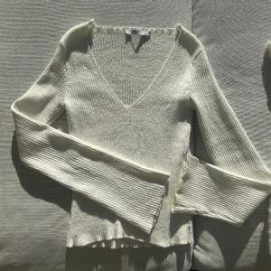 Snygg vit stickad tröja/topp från NAKD ❣️ Storlek XS. Inget att anmärka på utan den är i jättebra skick 🤝