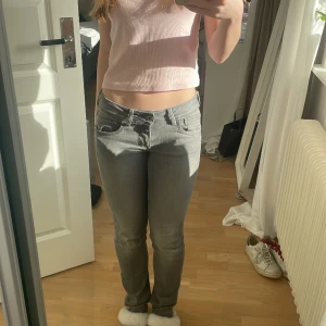 Pepe jeans - Säljer dessa fina lågmidjade jeans från pepe då de ej kommer till användning!🥰är köpte från Zalando och i storlek 25x32 och passar mig som brukar ha 34/36 i jeans!🤩🤩