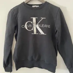 Svart Calvin Klein tröja i fint skick, storlek 14 år