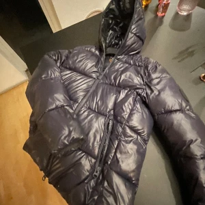 Save the duck jacka - Hej, säljer nu min save the duck dune jacka i nytt skick. Ny pris är 2800kr och denna jackan med följande färg ( navy ) är slutsåld över allt. Pris kan diskuteras vid en snabb affär. 