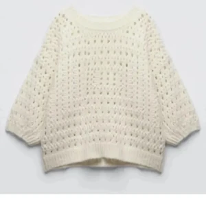 Slutsåld superfin stickad tröja från zara😍 - Säljer denna jättefina tröja från Zara. Väldigt eftertraktad och helt slutsåld online och i butik. Tröjan har inga defekter (strl L men passar även bra i M) och priset ligger runt 300kr. Skriv vid andra eventuella frågor 💕💕