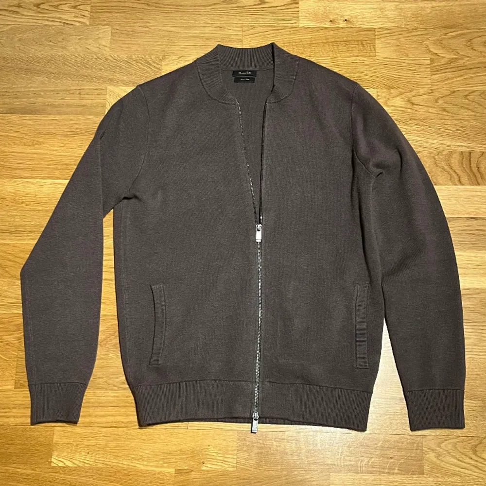 Massimo Dutti kofta som är mycket sparsamt använd. Passar mycket bra till en vit skjorta eller liknade. Färger är ”avtonad brun”. Orginalpris : 700kr. Neuletakit & Villapaidat.