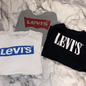 Levis tröjor - Säljer alla 3 jätte fina levis tröjor för ett o samma pris. Sällan använda då de inte riktigt är min stil längre. Inga fläckar eller hål på någon av T-shirtsen